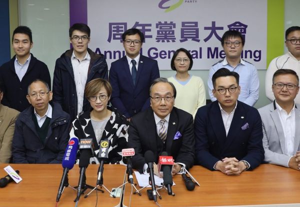 ▲▼香港公民黨宣布解散。（前排中）為公民黨主席梁家傑。（圖／翻攝自香港公民黨）