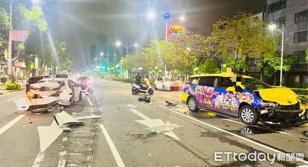 ▲劉姓男子駕車自撞分隔島，結果波及到對向車道的計程車造成1人受傷             。（圖／記者吳奕靖翻攝）