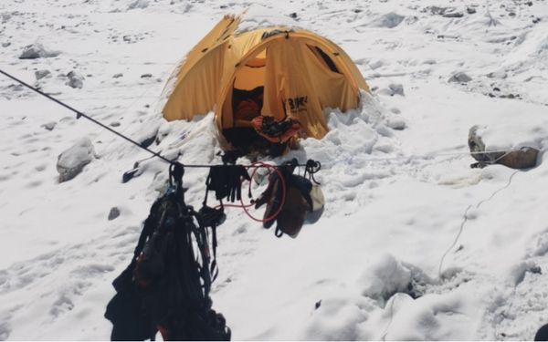 ▲▼  在珠峰海拔8450米，兩名大陸登山者放棄登頂救回一條人命          。（圖／翻攝 央視）