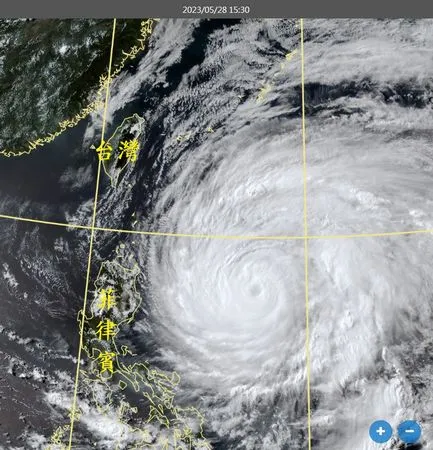▲▼瑪娃颱風颱風眼模糊,減弱為中度颱風上限,入夜後逐步北轉。(圖/鄭明典)