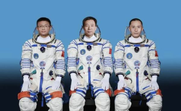 ▲大陸神舟16號任務中的3名太空人亮相。（圖／翻攝新華社）