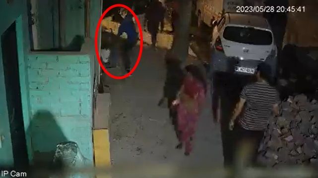 ▲▼印度德里少年當街殺害女友。（圖／翻攝推特）