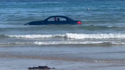 英國車主把BMW停在沙灘上「慘遭捲進海裡」　搜救隊苦笑：不能停在那啦