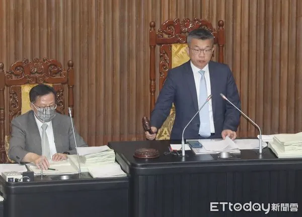 ▲▼立法院院會 清倉法案 主席蔡其昌頻敲槌通過三讀法案。(圖/記者屠惠剛攝)