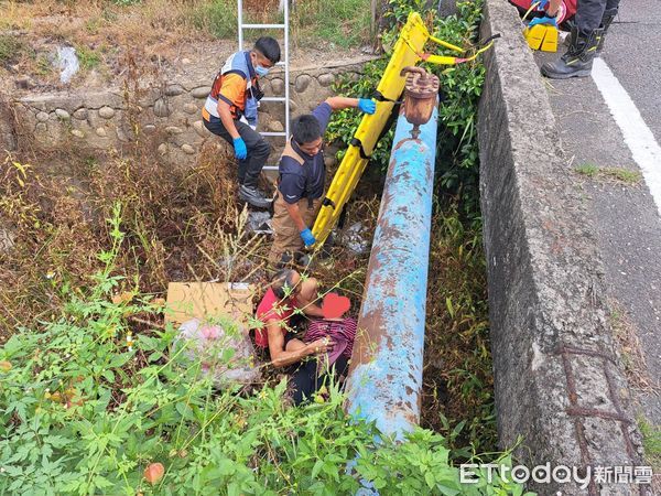 ▲台南市後壁區納骨塔前南81產業道路，30日上午同一地點連續發生2起車禍，造成45歲女子及75歲女子送醫救治。（圖／記者林悅翻攝，下同）