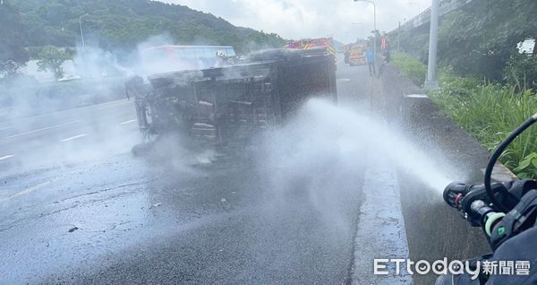 ▲1輛冷凍小貨車今天中午行經國一北向桃園路段時突然失控追撞前方聯結車後翻覆，小貨車隨即起火燃燒，消防人員灌救中。（圖／記者沈繼昌翻攝）