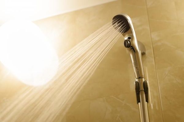 四川會東當地的自來水公司為呼籲民眾節約用水，建議每月洗澡2-4次。（示意圖，photoAC）