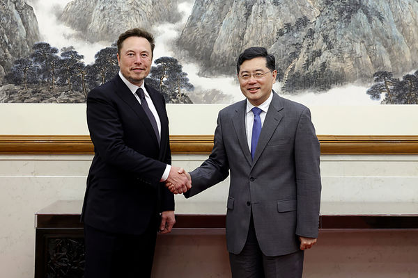 ▲特斯拉CEO馬斯克（Elon Musk）與大陸國務委員兼外交部長秦剛會面。（圖／CFP）