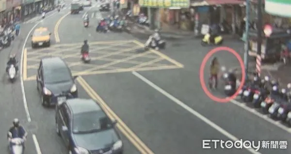 ▲▼女記者「借戴」安全帽後返還,監視器拍下她行竊後離開 。(圖/記者陳以昇翻攝)