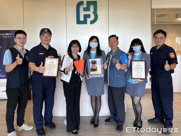 ▲市警五分局分局長陳宇桓及警友站主任李曜嘉，為對成功攔阻大量金額的銀行行員表示感謝，並加碼頒發「阻詐熊厲害」娃娃，行員接到熊娃娃都誇讚好可愛。（圖／記者林悅翻攝，下同）