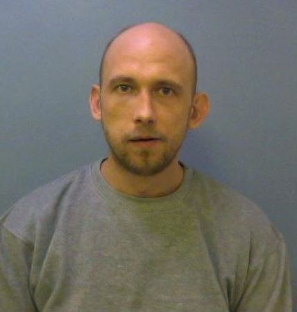 ▲▼英國41歲囚犯瓊斯（Kevin Jones）持自製塑膠刀刺殺獄警失敗，被判14年有期徒刑。（圖／翻攝自Thames Valley Police、推特）