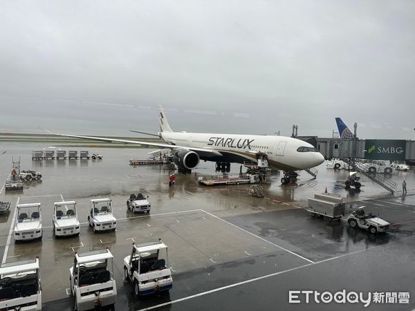 ▲瑪娃颱風強襲日本，影響關西機場航班。（圖／記者許力方攝）