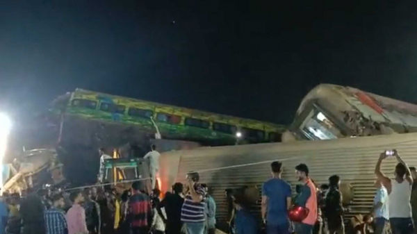 印度發生列車對撞出軌意外。（圖／翻攝自推特）