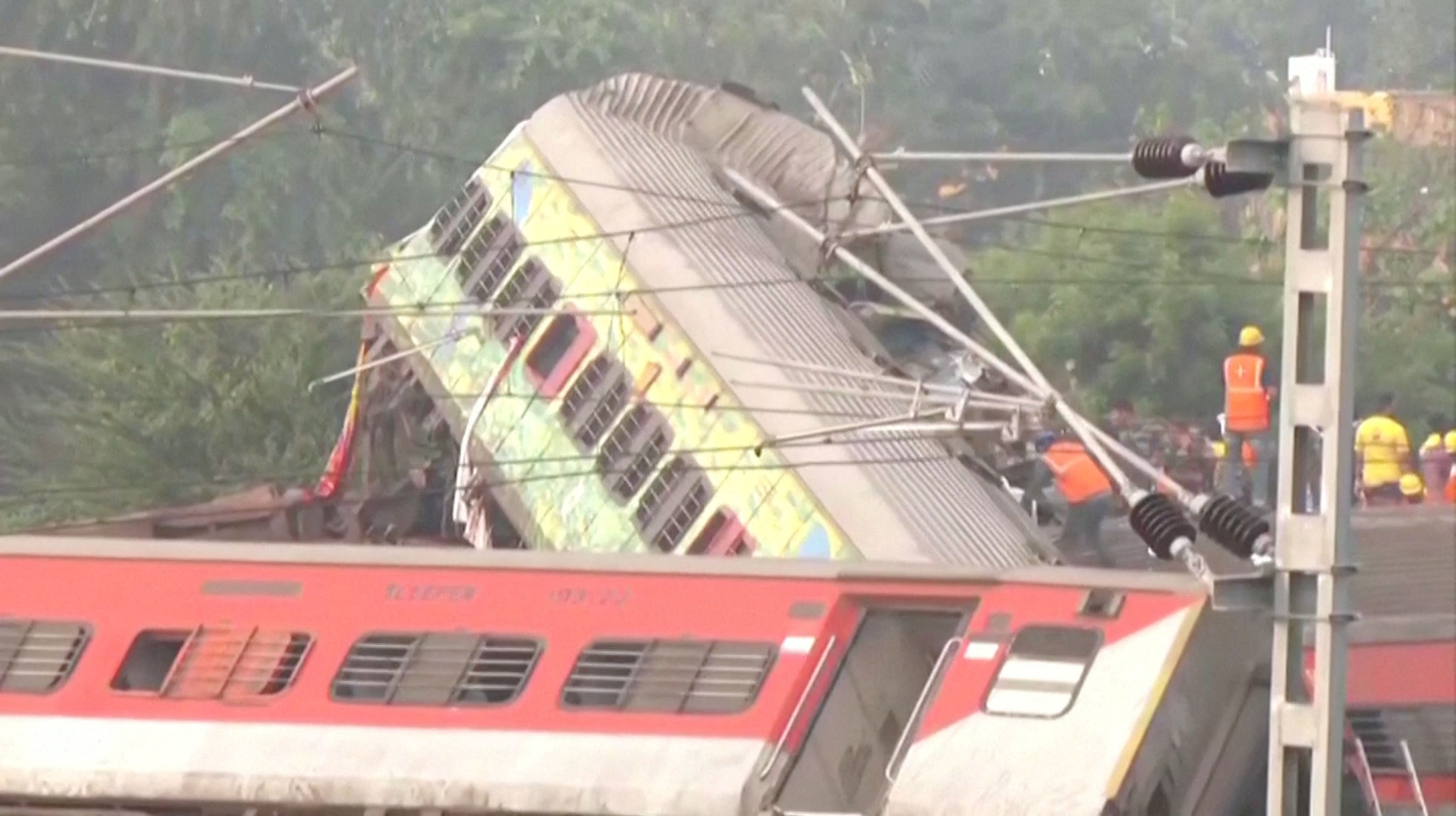 ▲▼ 印度東部奧里薩邦（Odisha）火車相撞。（圖／路透）