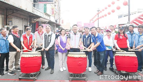 ▲桃園市副市長蘇俊賓今天出席「2023石觀音文化節」活動，與立委黃世杰（左五）、市議員涂權吉等民代共同參與。（圖／記者沈繼昌翻攝）