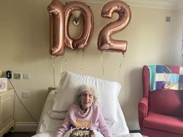 ▲▼英國人瑞潔克曼歡慶102歲生日。（圖／翻攝自推特）