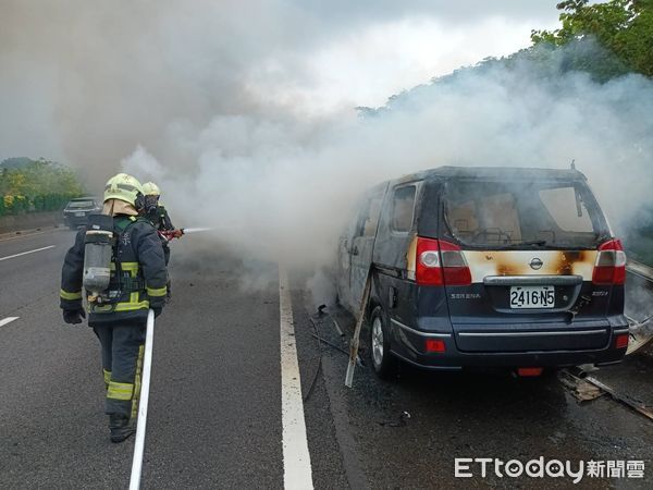 ▲▼國道警備車成火球車　值勤間突然起火119前往搶救。（圖／記者蔡文淵翻攝）