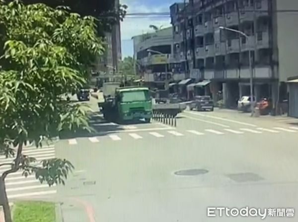 ▲▼花蓮小貨車左轉撞大貨車。（圖／記者柯政誟翻攝）