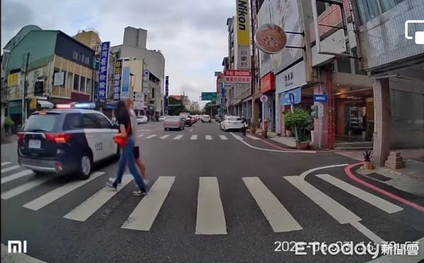 ▲台南市警二分局博愛所警車，被檢舉於6月3日執勤駕車巡邏時，在北門路1段51巷口時，未禮讓行人優先通行，涉及交通違規。（圖／記者林悅翻攝，下同）