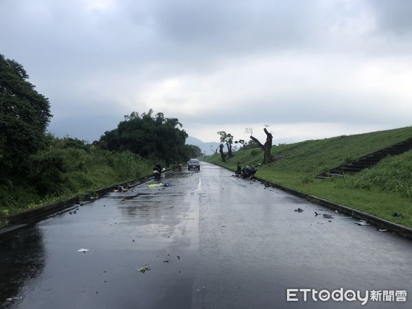 ▲▼             屏東縣高樹鄉廣福大橋附近河堤連環車禍。（圖／記者陳崑福翻攝）