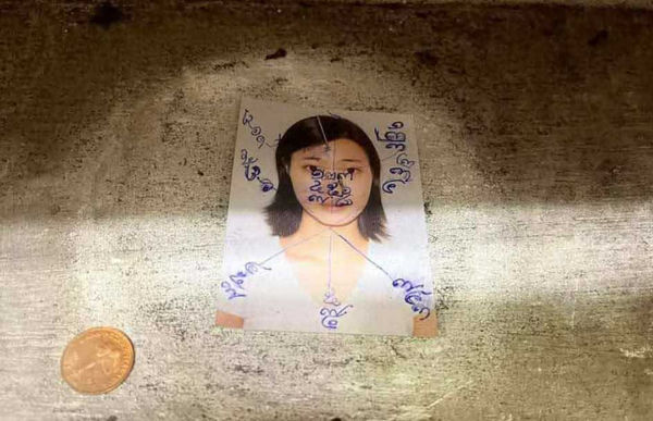 華裔女子在網路上發文表示，這張照片看起來很新，但紙質屬於舊款照，照片背面寫有「梅小姐」及疑似泰文的經文。