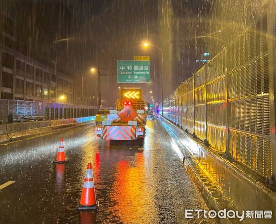 ▲▼19歲男子駕駛父親保時捷，疑似天雨路滑自撞護欄。（圖／記者陸運陞攝）