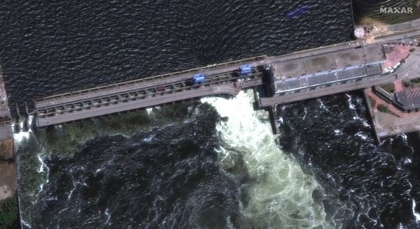 ▲▼烏克蘭赫爾松南部新卡科夫卡水壩（Nova Kakhovka dam）遭到破壞，衛星影像可見水不斷從中流出。（圖／路透）