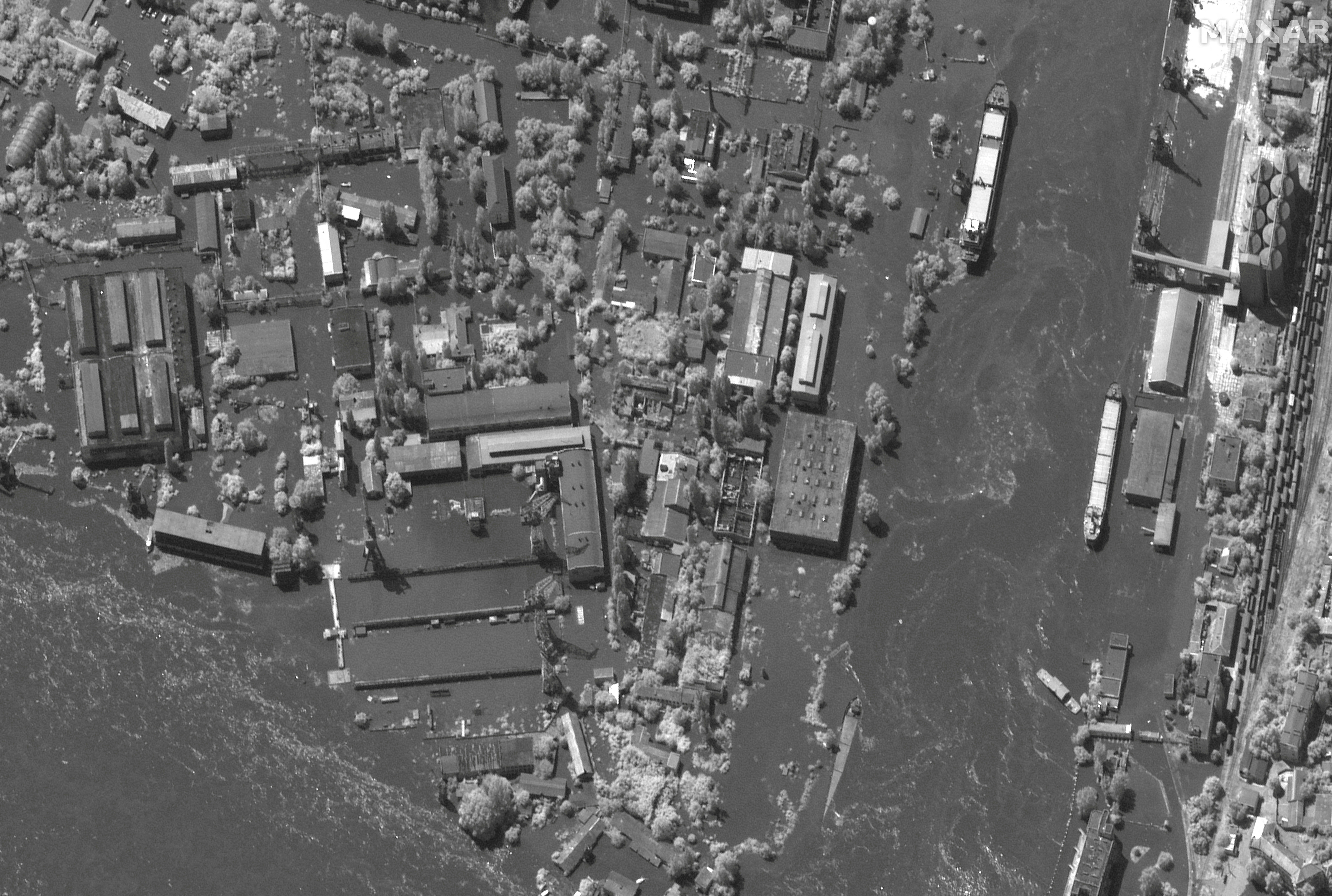 ▲▼新卡科夫卡水壩被炸毀，Maxar公布衛星照顯示，赫爾松港口設施及工業區被淹沒。（圖／路透）