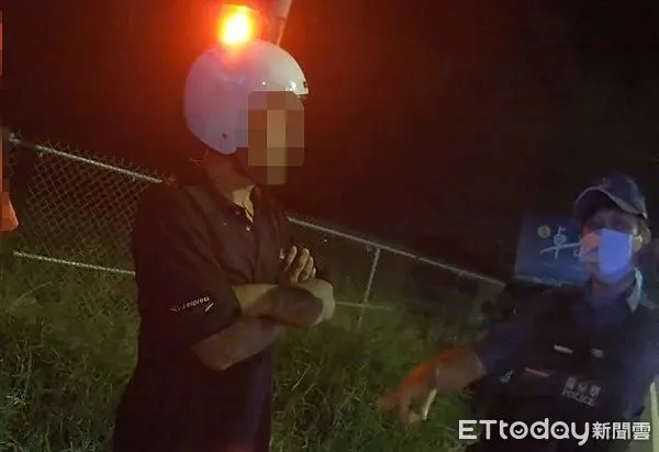 ▲陳姓男子騎機車紅燈右轉遭警攔查。(圖/大園警分局提供)