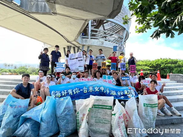 ▲台東縣環保局攜手台東女中淨灘。(圖/記者楊漢聲翻攝)