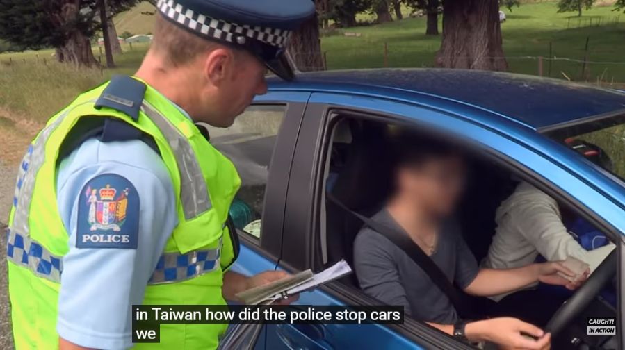 ▲▼台灣駕駛在紐西蘭自駕被攔下扣車。（圖／翻攝自YouTube／Caught! In Action）
