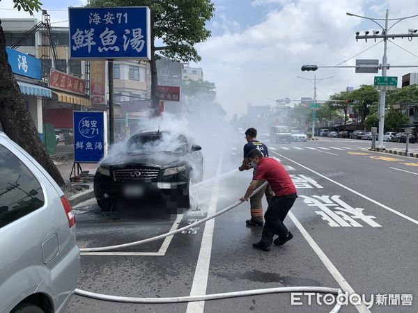 ▲▼            台南市中西區海南路今(7)日上午11時許發生火燒車 。（圖／民眾提供）