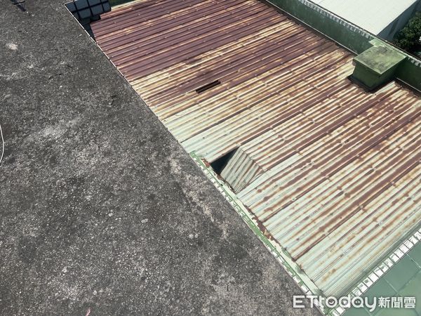 ▲▼ 五股一處社區大樓頂樓驚見一具男屍 。(圖/記者戴上容翻攝)