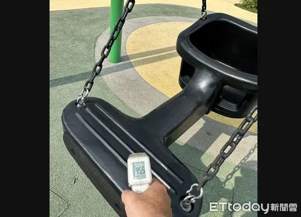 ▲高溫曝曬!熱門親子公園盪鞦韆無遮蔽竟破45度。(圖/市議員蔡耀頡提供、記者游瓊華攝)