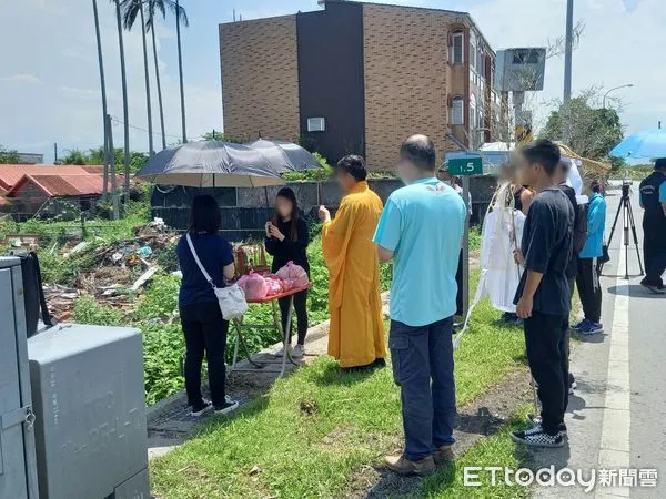 ▲宜蘭瑞典坦克高速猛撞奪3命,死者家屬回現場招魂。(圖/讀者提供)