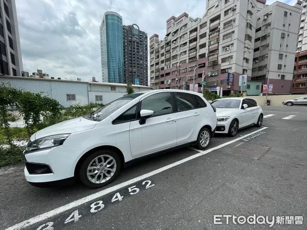 ▲停在車格內也被開單!輪胎壓線照樣違規。(圖/記者吳世龍攝)