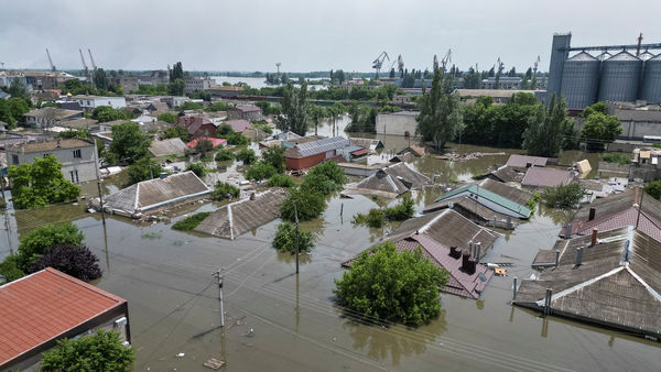 ▲▼烏克蘭水壩被炸毀潰堤，赫爾松大片區域民宅被水淹。（圖／路透）