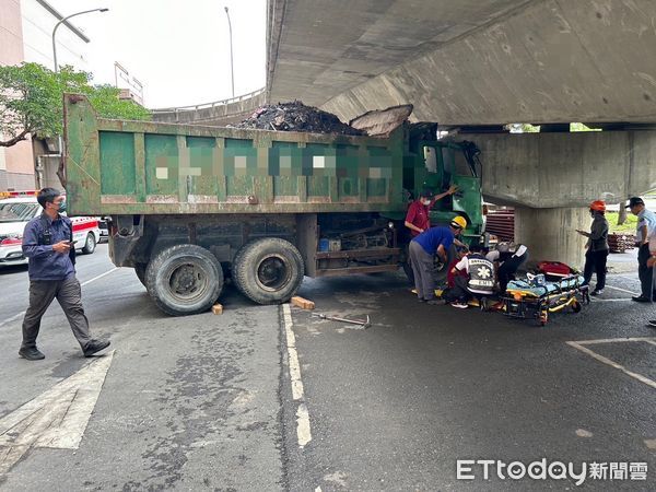 ▲高雄垃圾車自撞橋墩釀2傷。（圖／記者吳世龍翻攝）