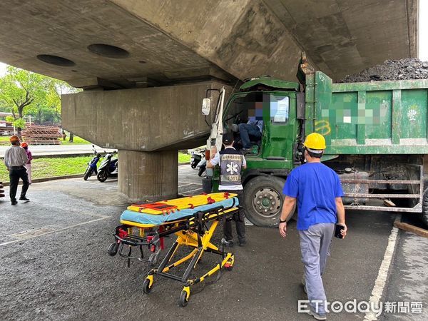 ▲高雄垃圾車自撞橋墩釀2傷。（圖／記者吳世龍翻攝）