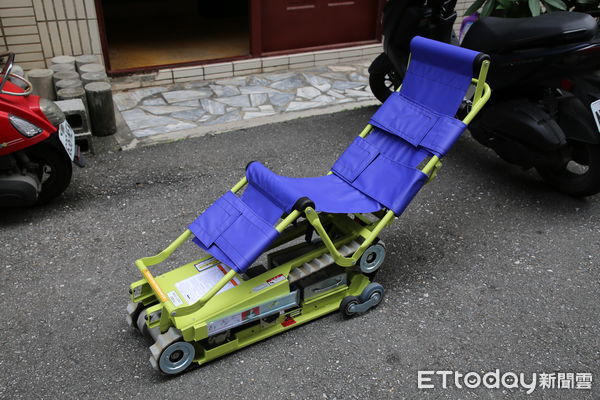 ▲門諾醫院添購1組市價約20萬元的新型履帶式爬梯機，已開放租借服務。（圖／門諾醫院提供，下同）