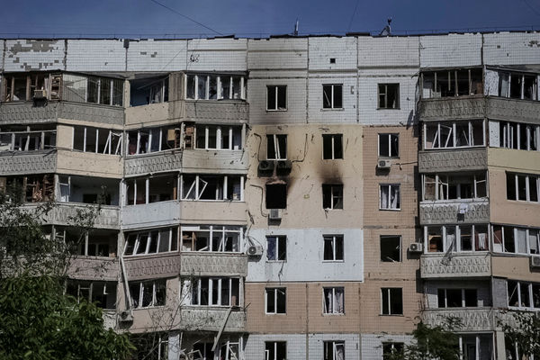 ▲▼烏克蘭敖德薩一處公寓遭俄羅斯無人機攻擊引發火災。（圖／路透）