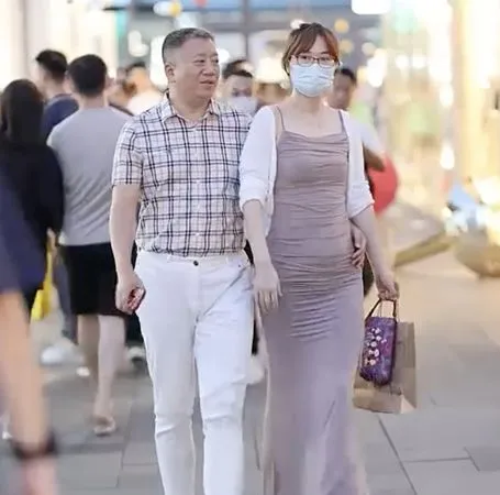 ▲▼陸又傳國企高層「摟正妹被拍」 官方火速反擊:已報案。(圖/翻攝微博)