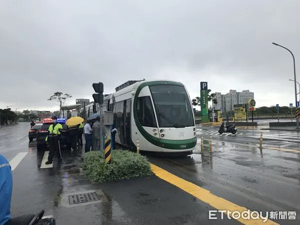 ▲▼疑太靠近軌道!18歲男月台「擦撞高雄輕軌」 警方到場疏導。(圖/記者賴文萱翻攝)