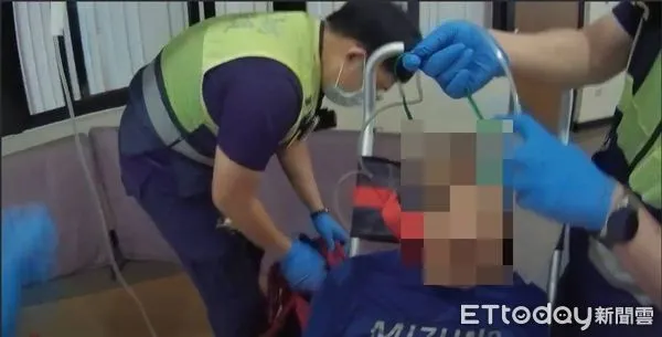 ▲▼ 淡水男突倒地,消防員緊急急救,成功救回一命 。(圖/記者戴上容翻攝)