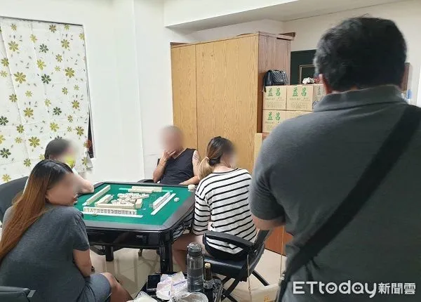 ▲家庭職業麻將藏身社區大樓。(圖/中壢警分局提供)