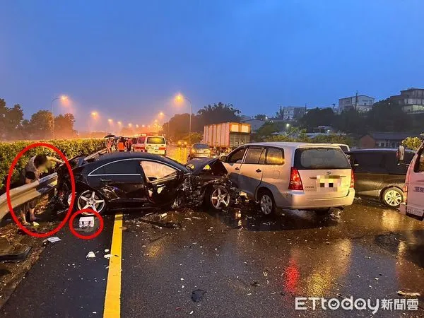 ▲女駕駛開賓士追撞,車內掉出80多萬現金以及毒品海洛因。(圖/記者蔡文淵翻攝,下同)