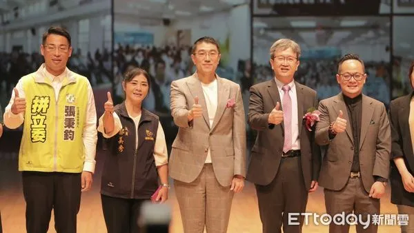 ▲出席台電獎助學金頒獎典禮 謝國樑盼協力推動電纜地下化。(圖/記者郭世賢翻攝)