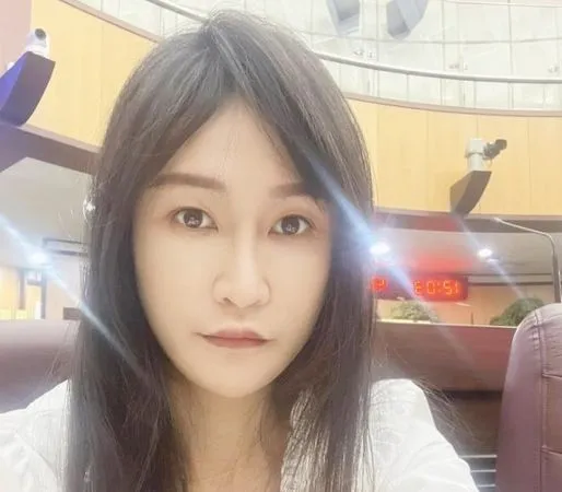 ▲桃園市議員黃瓊慧昨晚指出,桃市某家非營利幼兒園男保育員遭家長指控,涉嫌觸摸女童衣服亮片,並在其肚子上游移數秒鐘,被懷疑女童性騷擾。(圖/翻攝自黃瓊慧臉書)