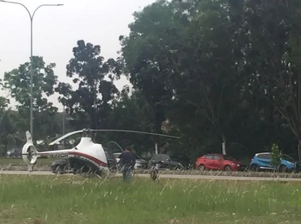 ▲居民拍到直升機接送一名小學生上學。(圖/翻攝推特)