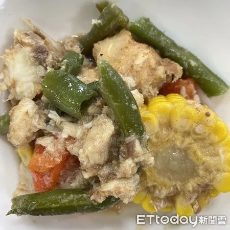 ▲家長指控像廚餘的料理是「南洋沙嗲水鯊」。(圖/新北教育局提供)